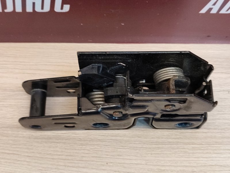 Замок капота