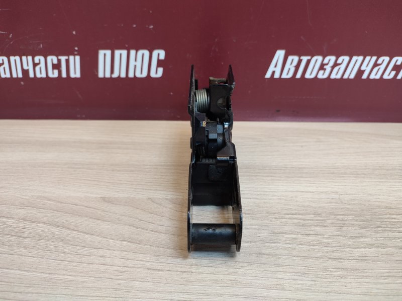 Замок капота