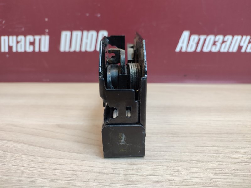 Замок капота