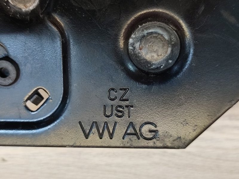 Замок капота