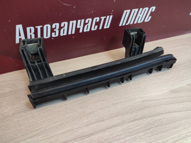 Направляющая стекла     двери