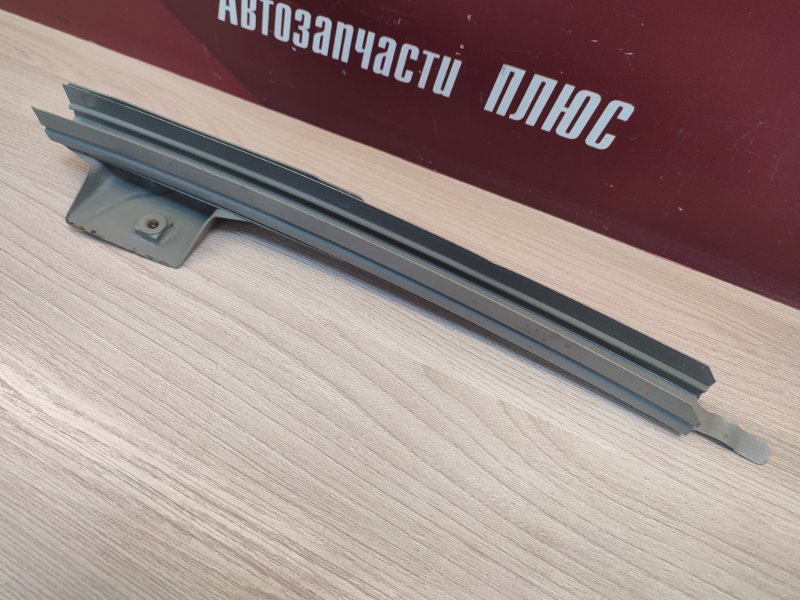 Направляющая стекла двери