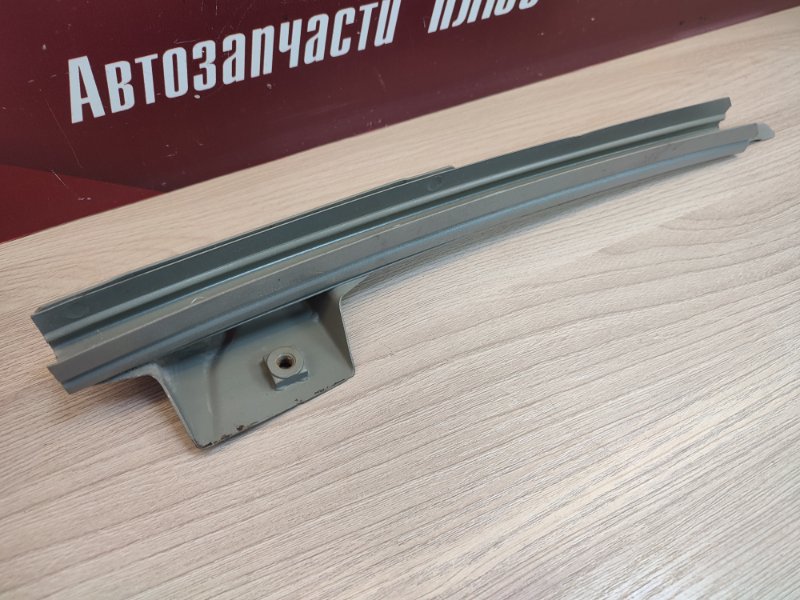 Направляющая стекла двери