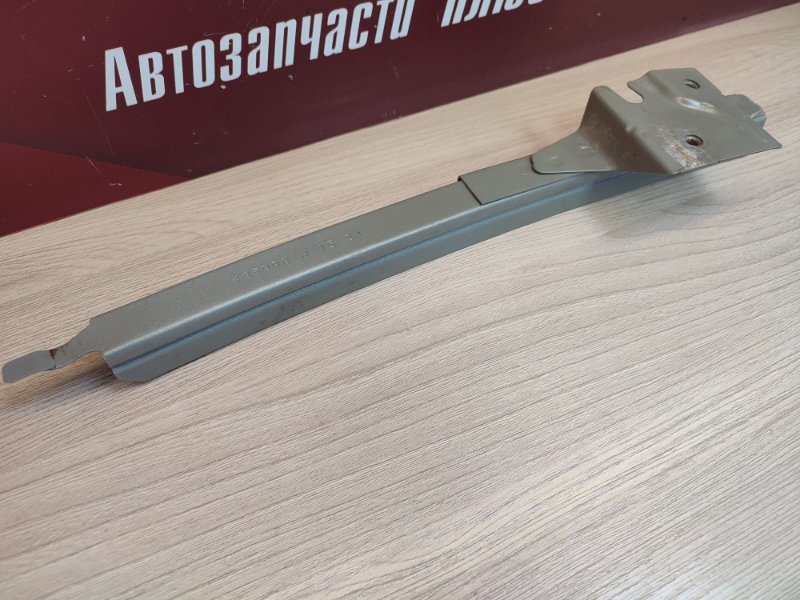 Направляющая стекла двери