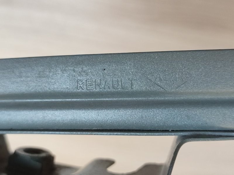 Направляющая стекла двери