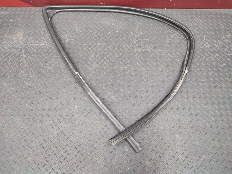 Уплотнитель стекла двери