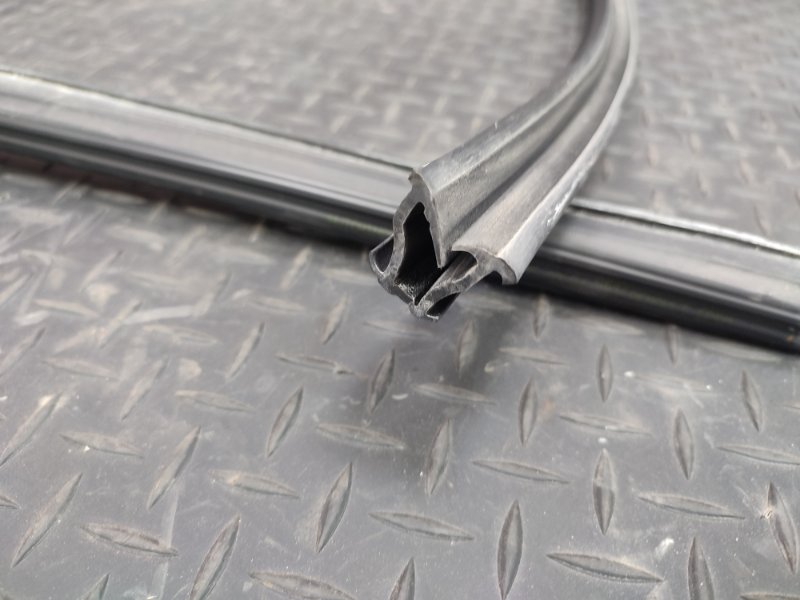 Уплотнитель стекла двери