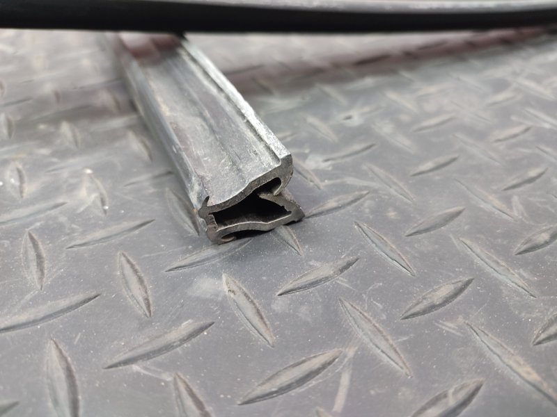 Уплотнитель стекла двери