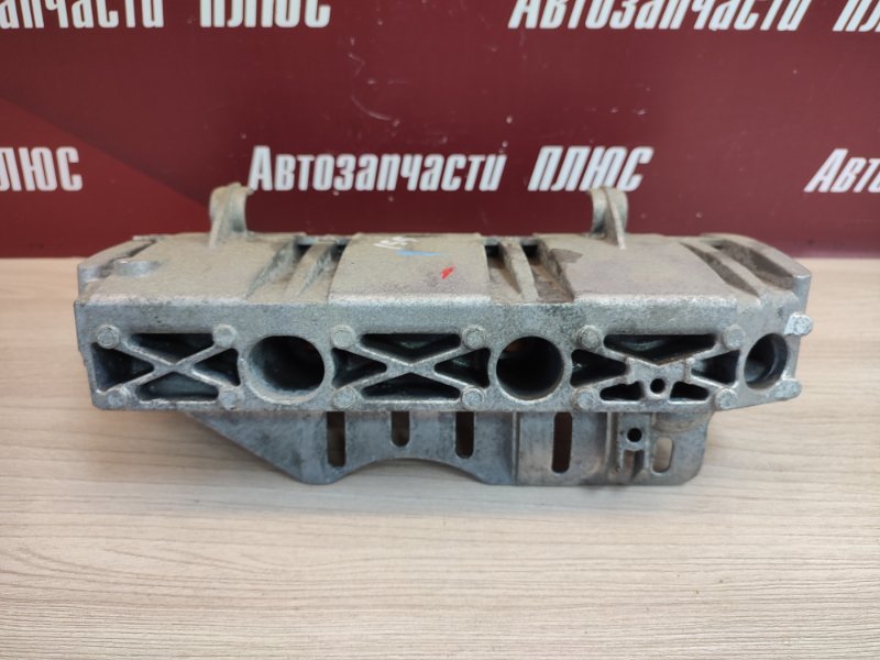 Кронштейн впускного коллектора