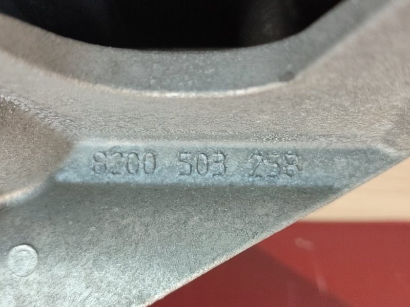 Кронштейн впускного коллектора