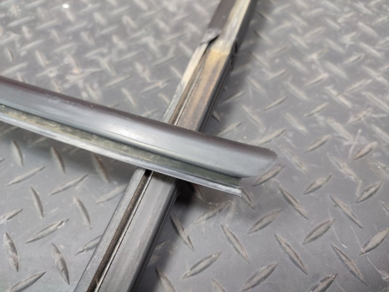 Уплотнитель стекла двери