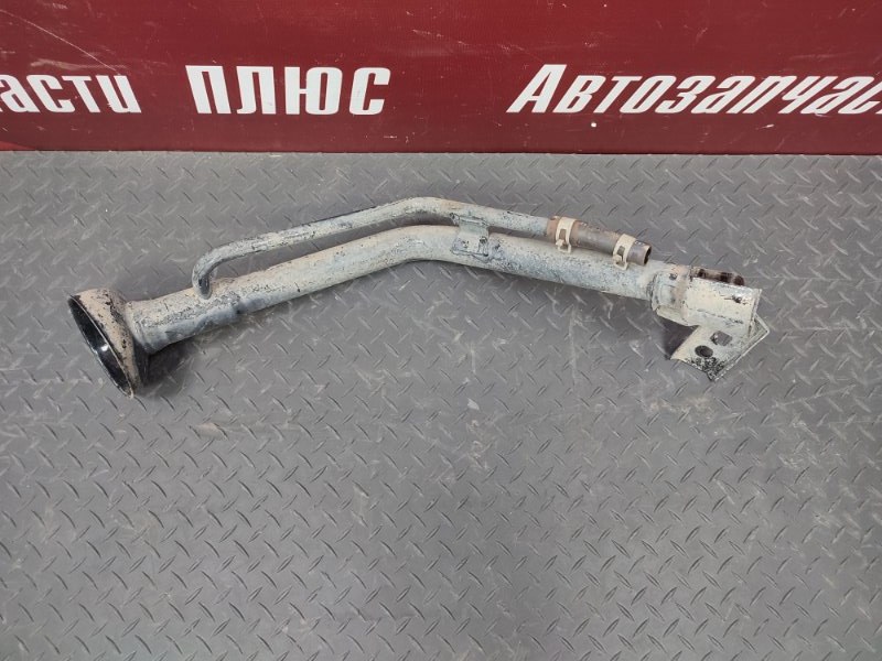 Горловина лючка бензобака