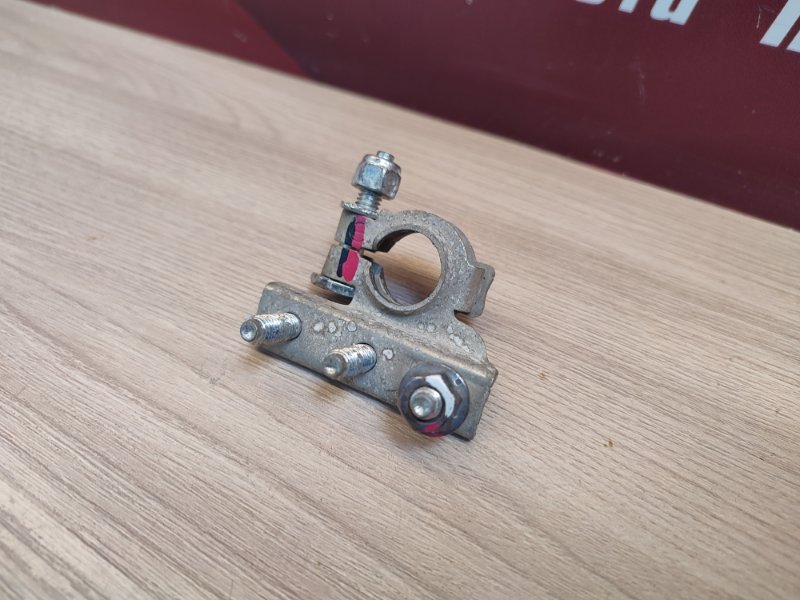 Клемма аккумулятора (минусовая)