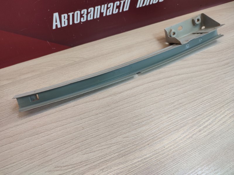 Направляющая стекла двери