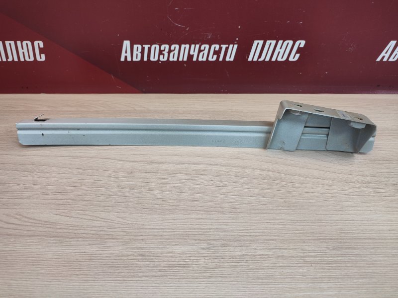 Направляющая стекла двери