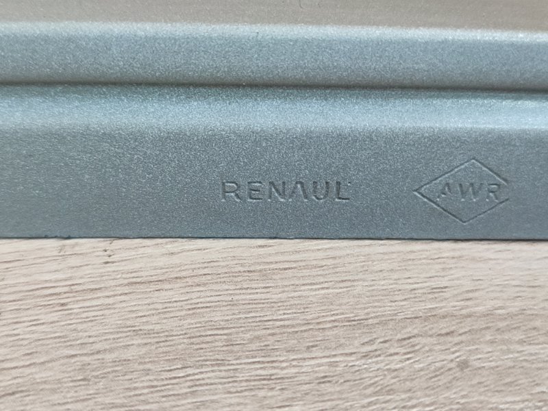 Направляющая стекла двери