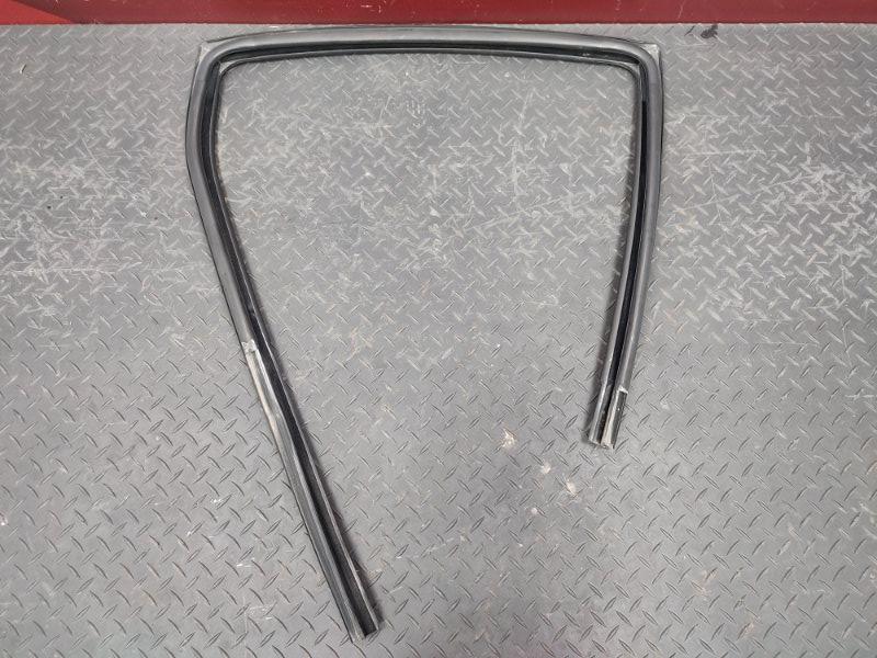 Уплотнитель стекла двери