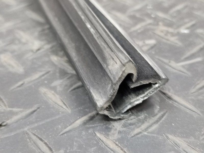 Уплотнитель стекла двери