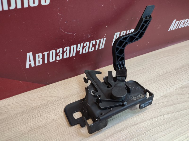 Замок капота