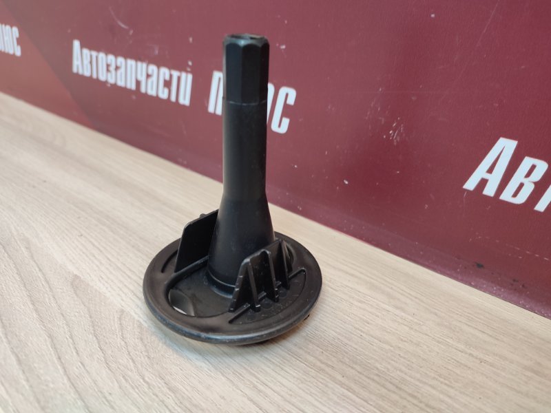 Крепление запасного колеса