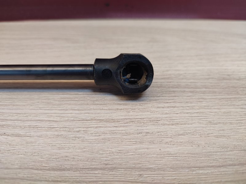 Амортизатор багажника