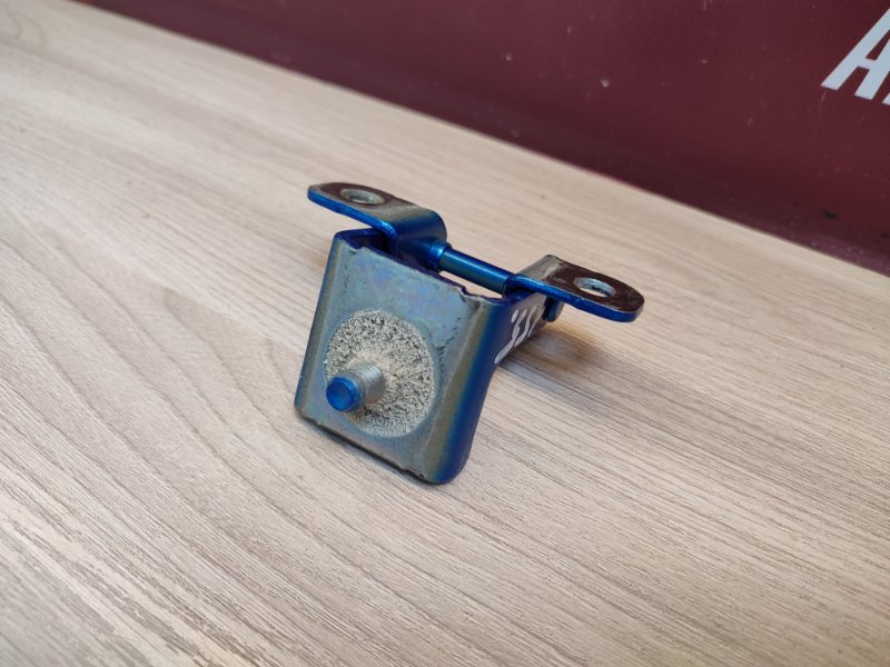 Петля багажника