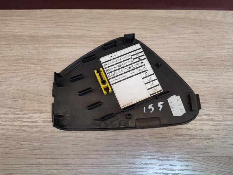 Крышка блока предохранителей салона