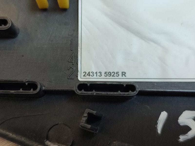 Крышка блока предохранителей салона