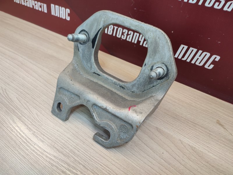 Кронштейн опоры двигателя