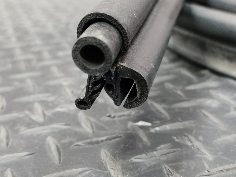 Уплотнительная резинка крышки багажника