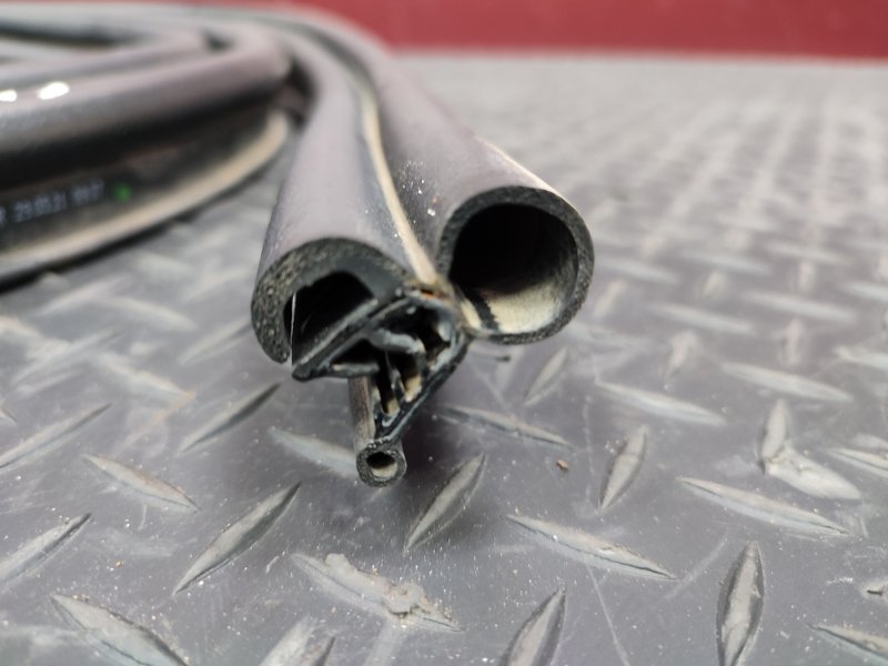 Уплотнительная резинка крышки багажника