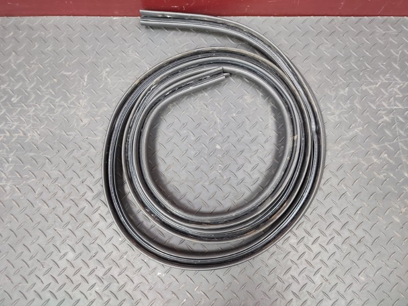 Уплотнительная резинка крышки багажника