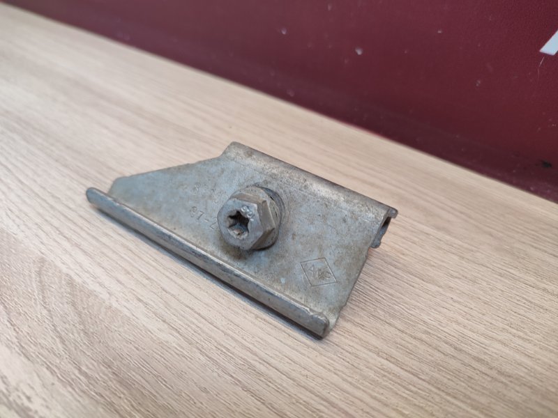 Крепление акб