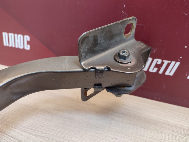 Петля крышки багажника