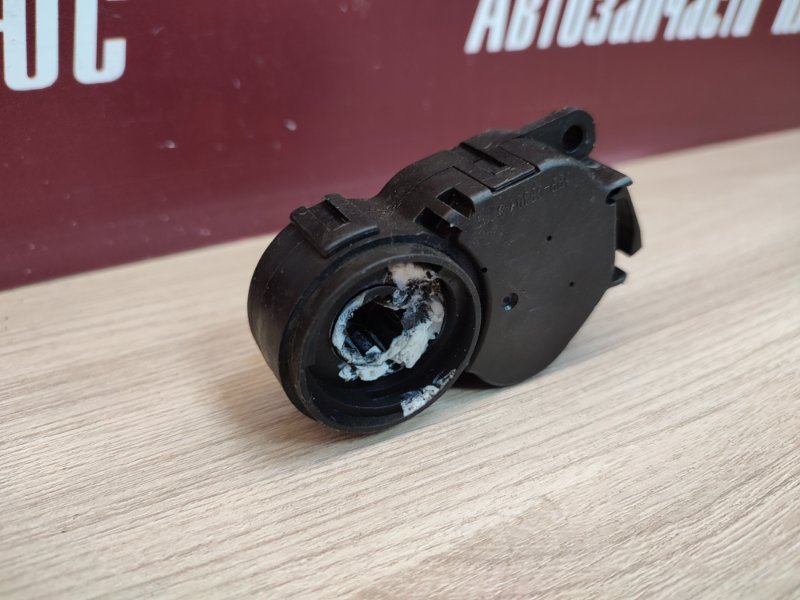 Сервопривод заслонки печки