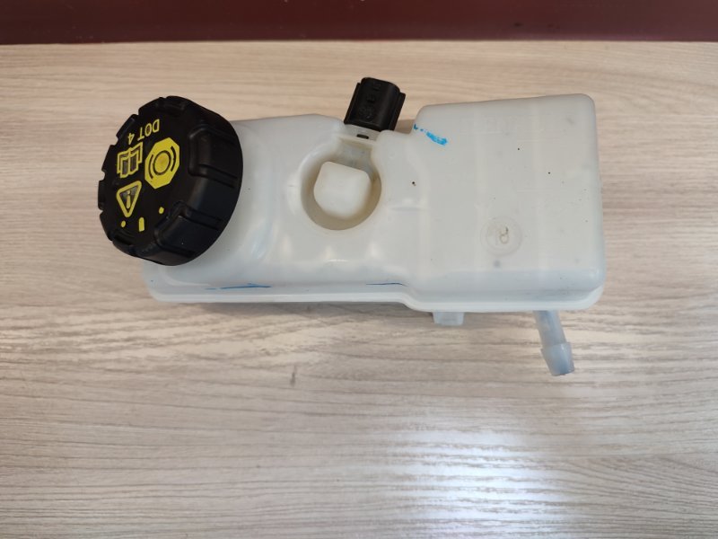 Бачок главного тормозного цилиндра