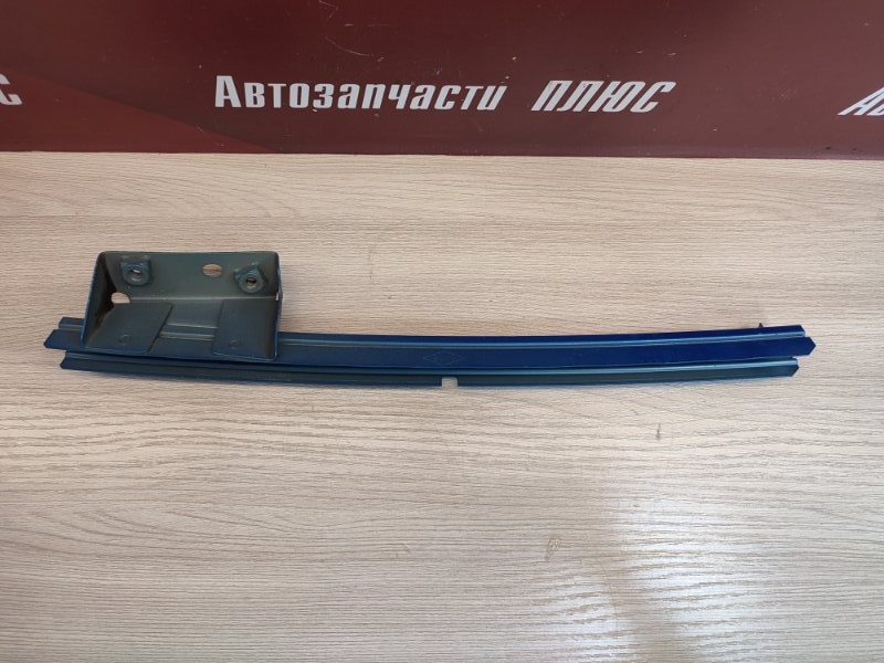 Направляющая стекла двери