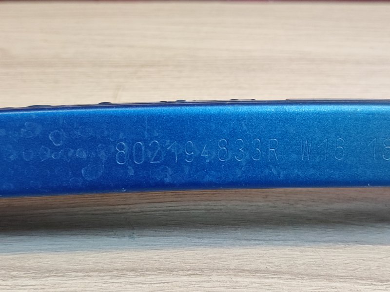 Направляющая стекла двери