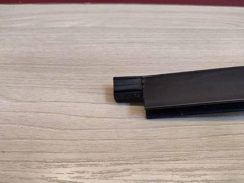 Направляющая стекла двери