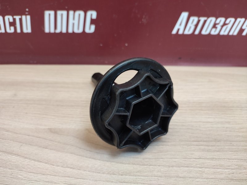 Крепление запасного колеса