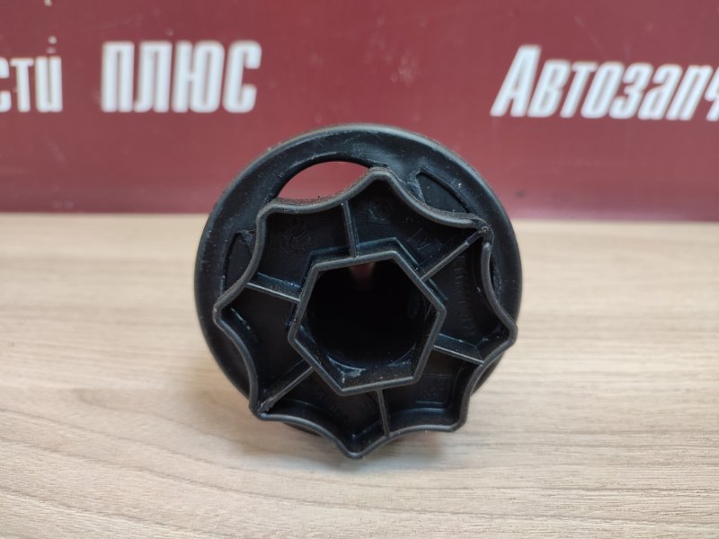 Крепление запасного колеса