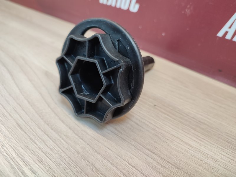 Крепление запасного колеса