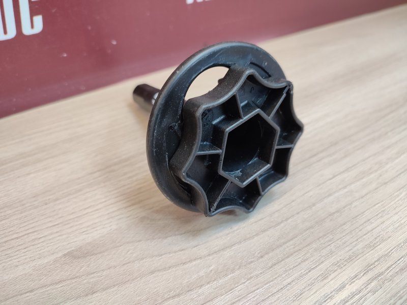 Крепление запасного колеса