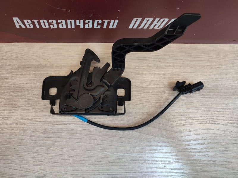 Замок капота