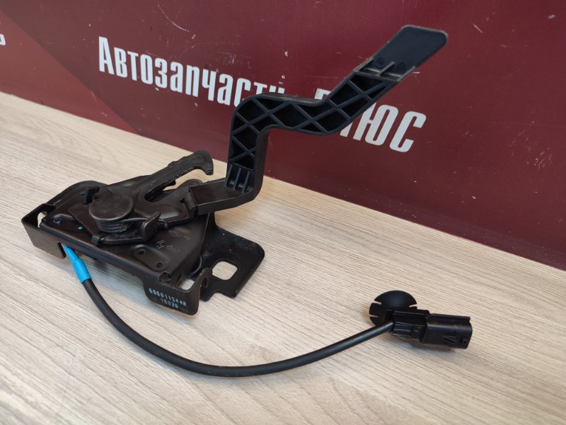 Замок капота