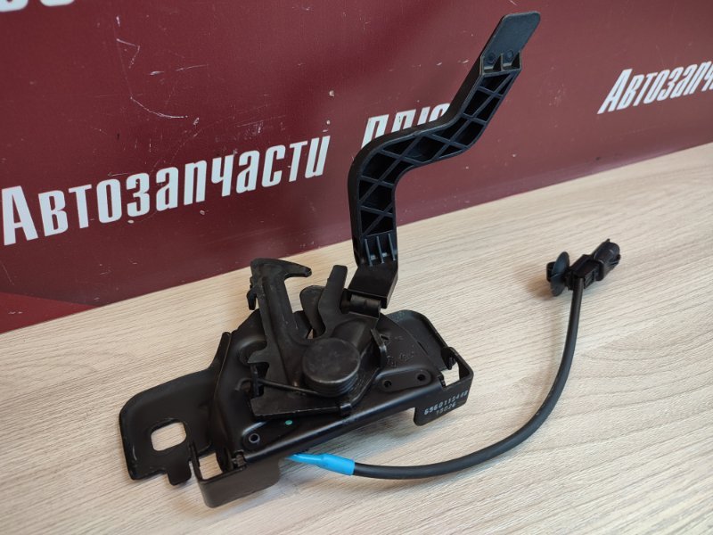 Замок капота