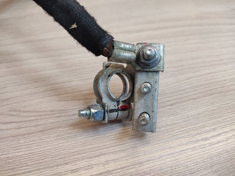 Клемма аккумулятора (минусовая)