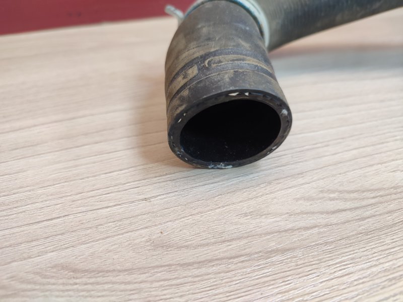 Верхний патрубок радиатора