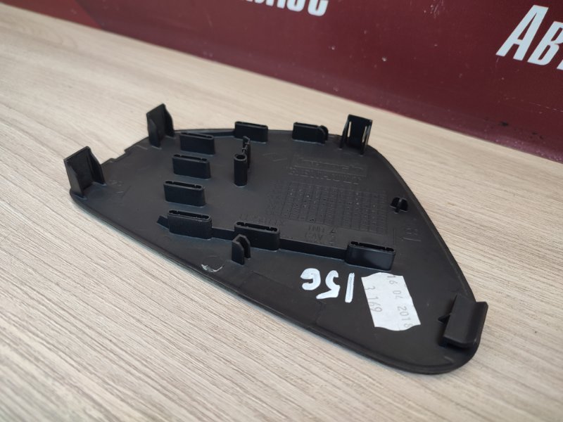 Крышка блока предохранителей салона