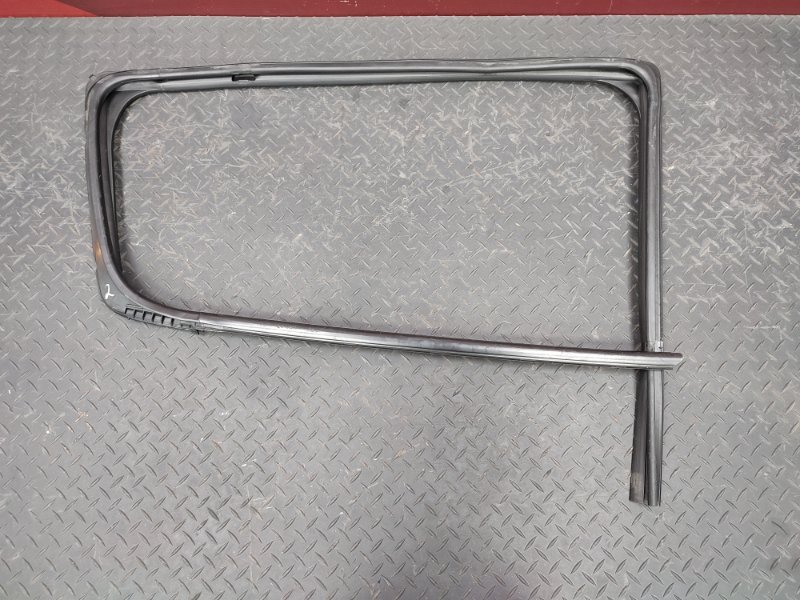 Уплотнитель стекла двери